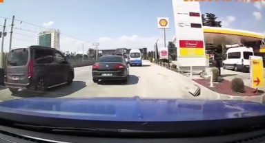 Makas atan sürücü kazaya davetiye çıkardı