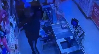 Marketten para ve sigara hırsızlığı kamerada