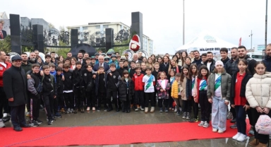 Nilüfer 23 Nisan’ı Cumhuriyet Meydanı’nda kutladı