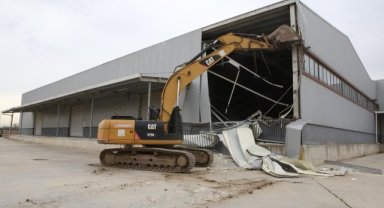 Nilüfer’de 4 bin metrekarelik kaçak depo yıkıldı