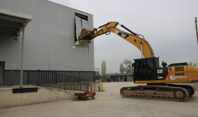 Nilüfer’de 4 bin metrekarelik kaçak depo yıkıldı