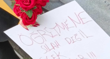 Öğretmen ve öğrenciler çiçeklerle karşılandı