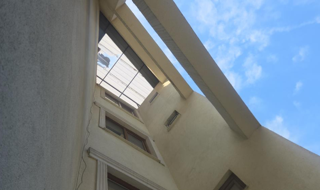 Orhangazi'de çatıdan düşen usta ağır yaralandı