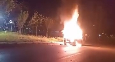 Otomobil gece yarısı alevlere teslim oldu