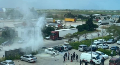 Otoparktaki otomobil alev topuna döndü