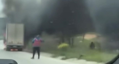 Seyir halindeki kamyon, alev alev yandı