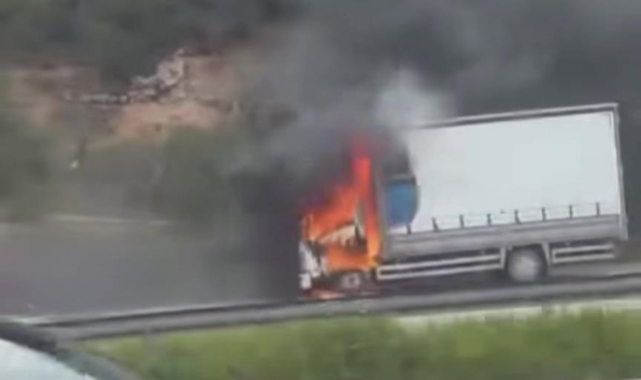 Seyir halindeki kamyon, alev alev yandı