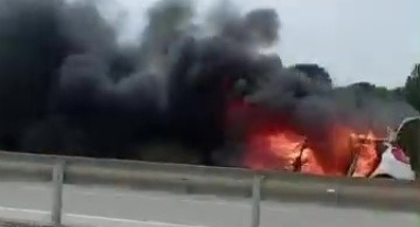 Seyir halindeki otomobil alev aldı