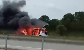 Seyir halindeki otomobil alev aldı