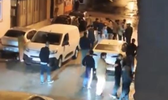 Sokak ortasında meydan muharebesi gibi kavga