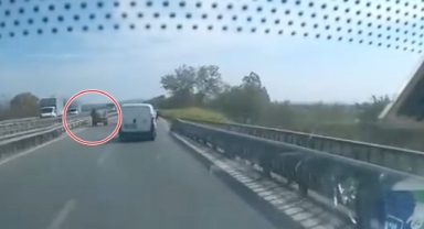 Ters yönden gelen at arabası trafiği tehlikeye attı