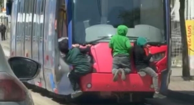 Tramvayın arkasına tutunan çocuklar yürekleri ağza getirdi