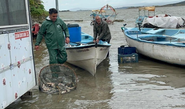 Uluabat Gölü'nde su çoğaldı balık tutmak zorlaştı