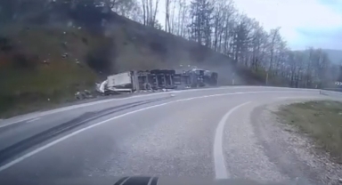 Virajı alamayan tır devrildi: 1 yaralı