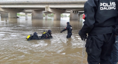 Yolu kısaltmak isteyen şahıs aracıyla derede kayboldu