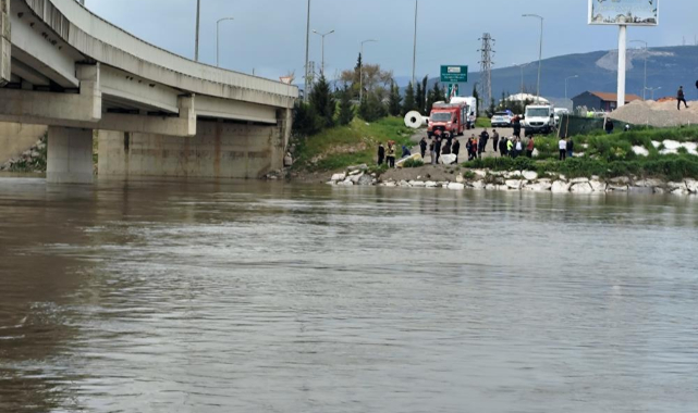 Yolu kısaltmak isteyen şahıs aracıyla derede kayboldu