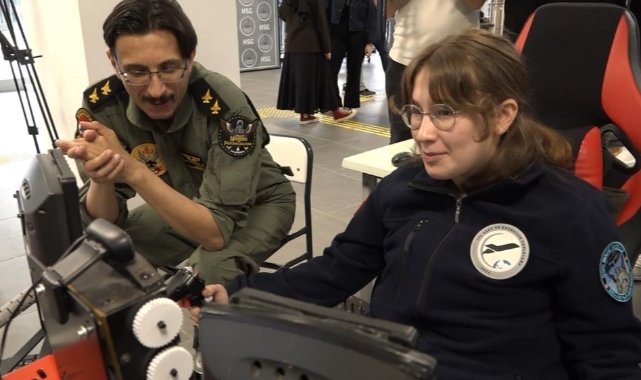 BTÜ'de F16 heyecanı...Gençler kokpite geçti