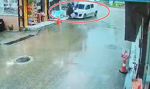 Bursa'da kamyonet yayaların arasına daldı