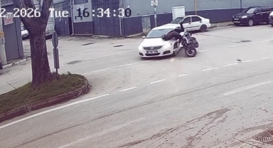 Bursa'da otomobil motosikletle çarpıştı