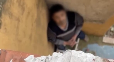 Çatıya saklanan firari polisi izlerken yakalandı