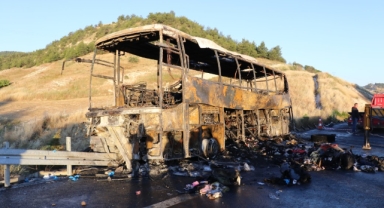 Denizli’deki feci kazada otobüsten geriye sadece demir yığını kaldı