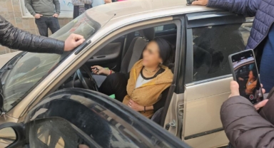 Hırsızlık için girdiği araçtan inmeyen kadın tutuklandı