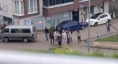 İnşaat alanında işçiler arasında sopalı kavga