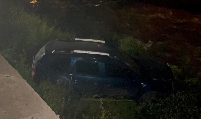 Kontrolden çıkan araç dereye uçtu sürücüsü kaçtı