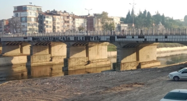Köprüdeki dökülmüş yazı Mustafakemalpaşa'da bakımsızlığın sembolü oldu