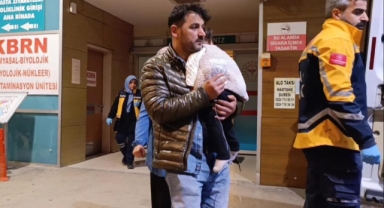 Merdivenlerden yuvarlanan 1 yaşındaki bebek yaralandı