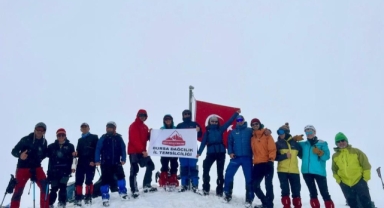Uludağ’da 2 metre karda Türk bayrağı dalgalandı