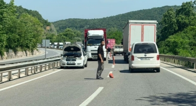 Arızalanan otomobil Yalova-Bursa karayolunu kitledi