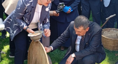 Bakan Tekin Bursa'da çınar altında türkü söyledi