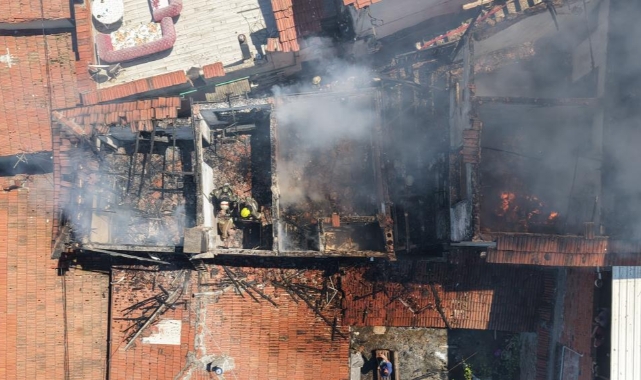 Bursa’da 4 ev alevlere teslim oldu