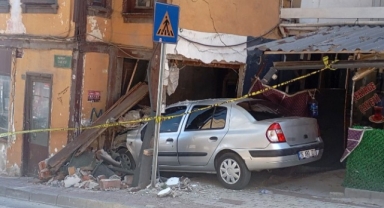 Bursa'da freni boşalan otomobil eve girdi