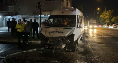 Bursa'da servis minibüsü refüje çıktı: 1 yaralı