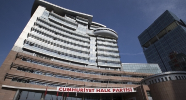 CHP’de Parti Meclisi’nin 57 üyesinden 28’i istifa etti.