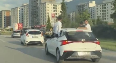 Düğün konvoyunda tehlikeli yolculuk