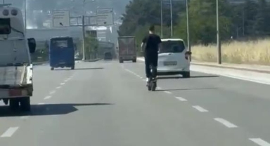 Elektrikli scooter üzerinde tehlikeli yolculuk kamerada