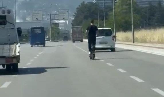 Elektrikli scooter üzerinde tehlikeli yolculuk kamerada