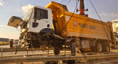 Hafriyat kamyonu refüje girdi trafik felç oldu