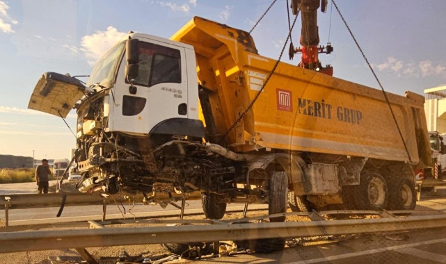 Hafriyat kamyonu refüje girdi trafik felç oldu