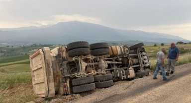 İnegöl'de kontrolden çıkan kamyon devrildi: 1 yaralı