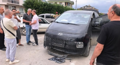 İnegöl'de minibüs ile otomobil çarpıştı: 9 yaralı