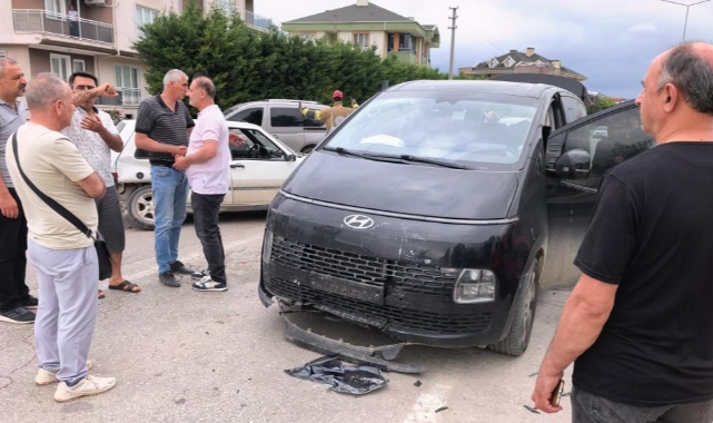 İnegöl'de minibüs ile otomobil çarpıştı: 9 yaralı