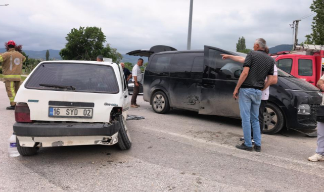 İnegöl'de minibüs ile otomobil çarpıştı: 9 yaralı