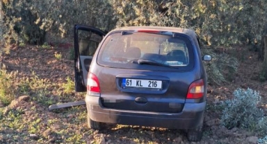 İznik'te kontrolden çıkan araç ağaca çarptı