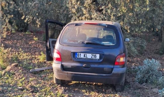İznik'te kontrolden çıkan araç ağaca çarptı
