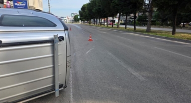 Kaldırıma çarpan araç takla attı: 2 yaralı