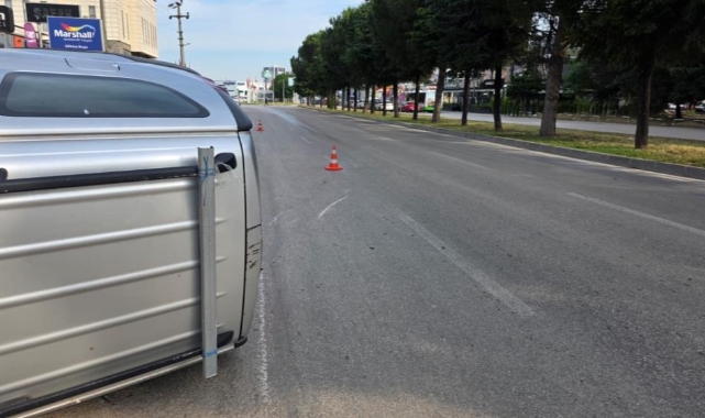 Kaldırıma çarpan araç takla attı: 2 yaralı